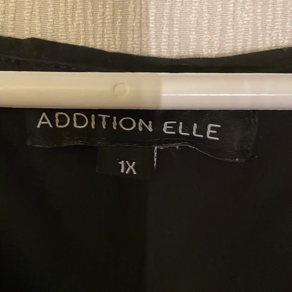 Black short sleeve shirt with flower print and metal feather - Picture 5 of 5